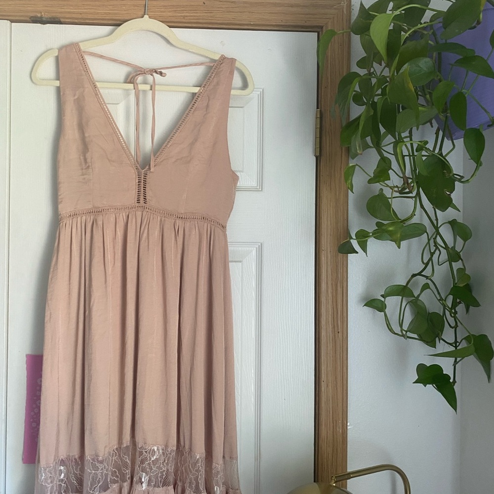 Forever 21 dress! Thrifted piece
Muted pink Flowy & airy
Material kind satiny